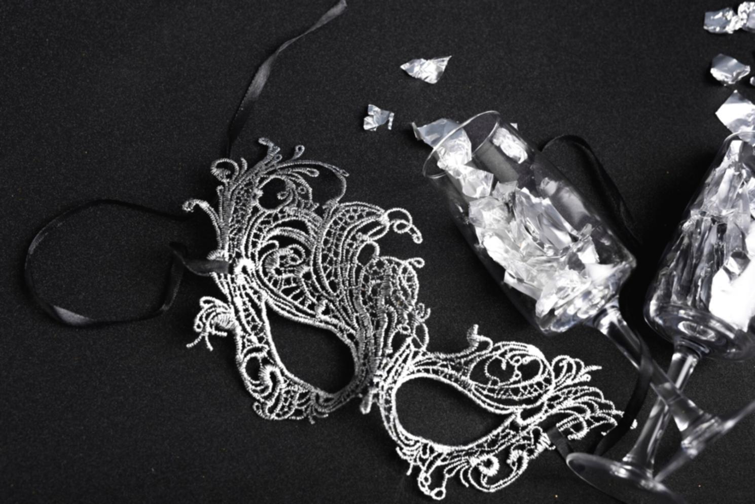 Estudiante preparando espacio para sesión de actuación desde casa con ordenador y cámara