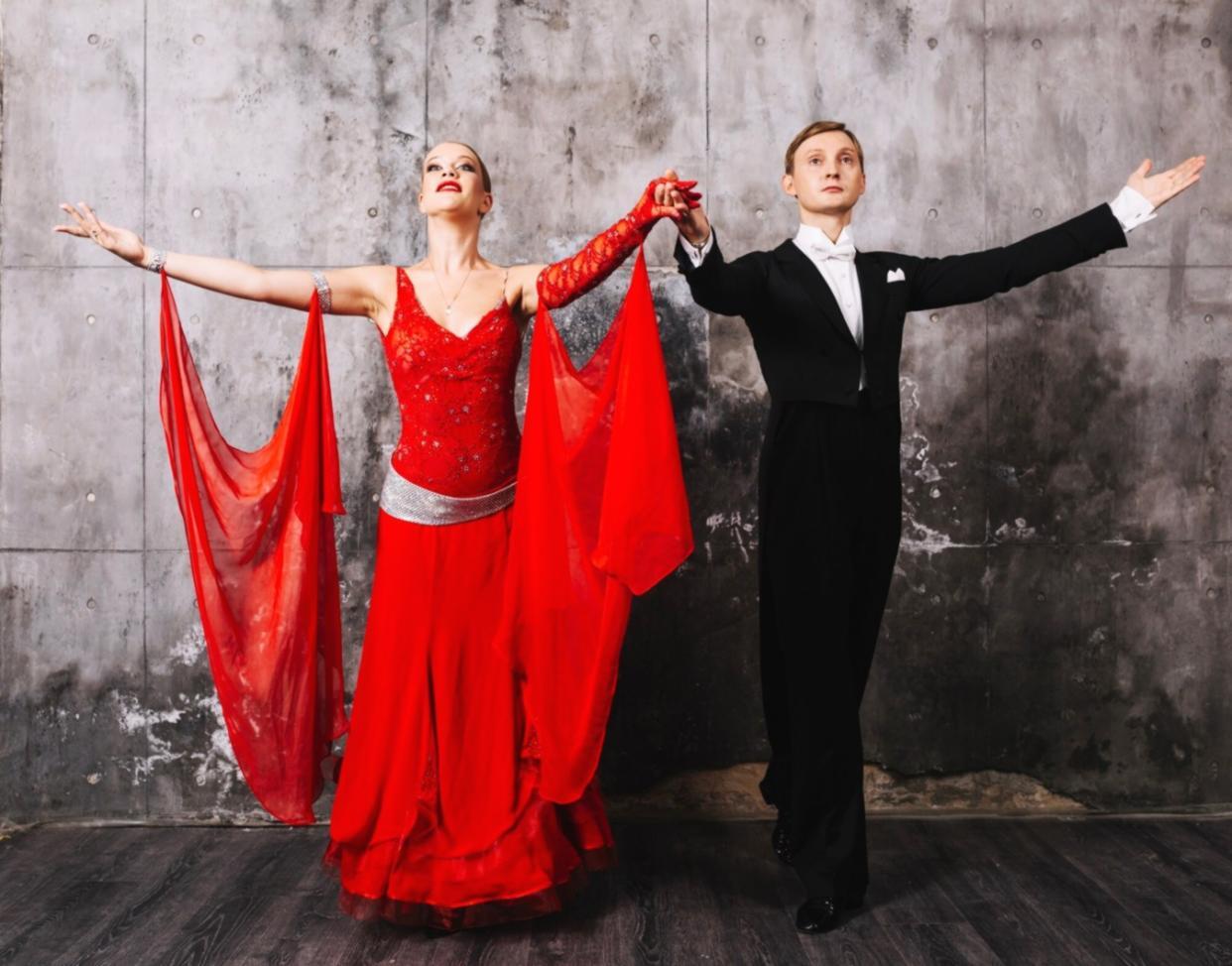 Grupo de actores ensayando en sala de trabajo