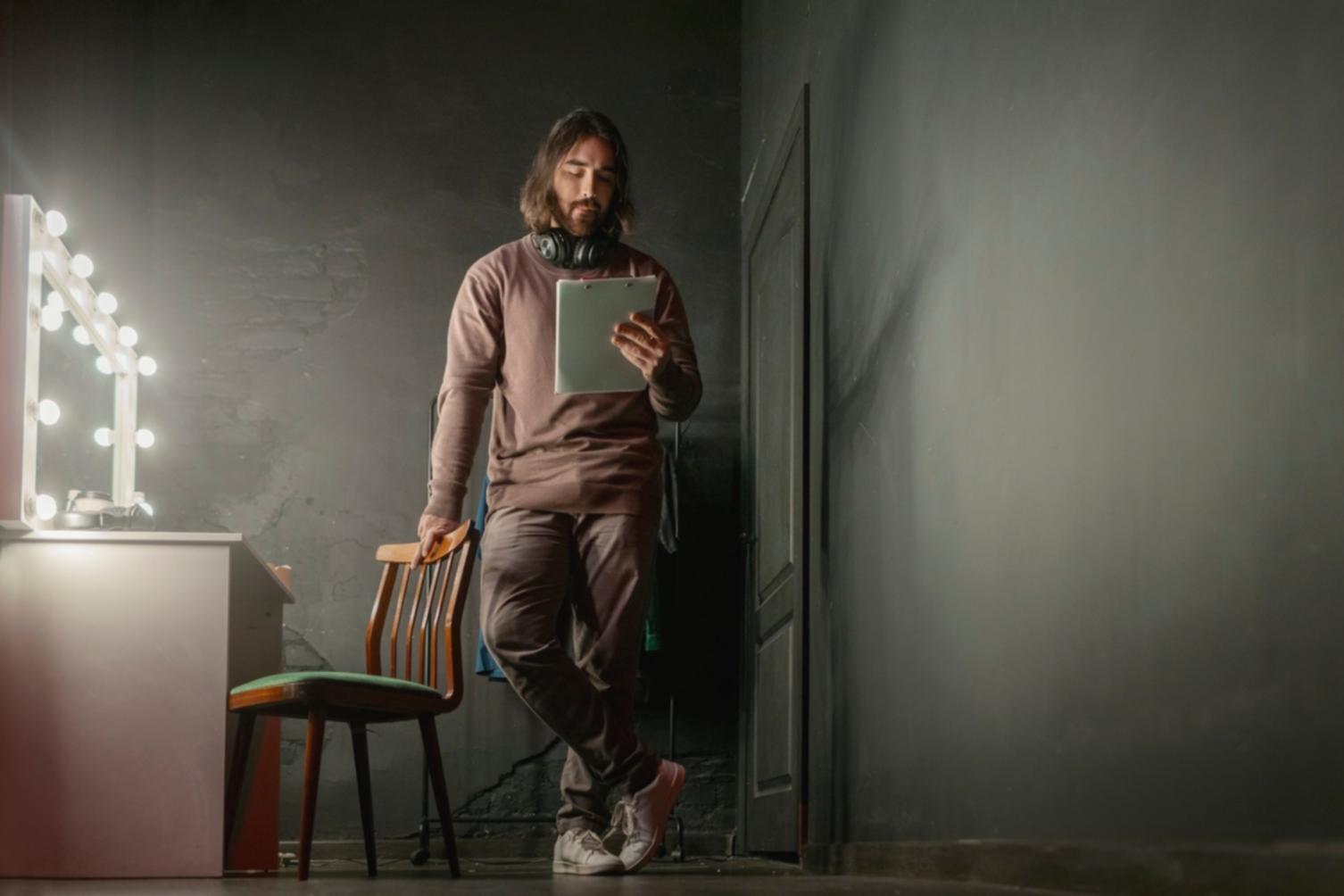 Actor durante ejercicio de expresión corporal en taller de creación de personajes